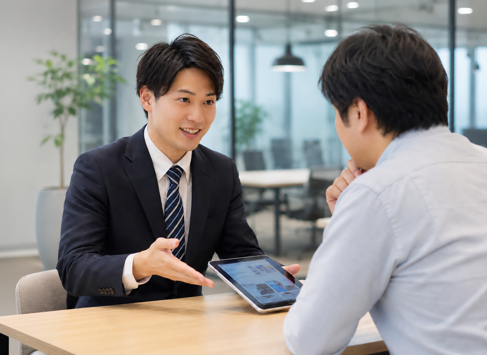 顧客と商談する様子